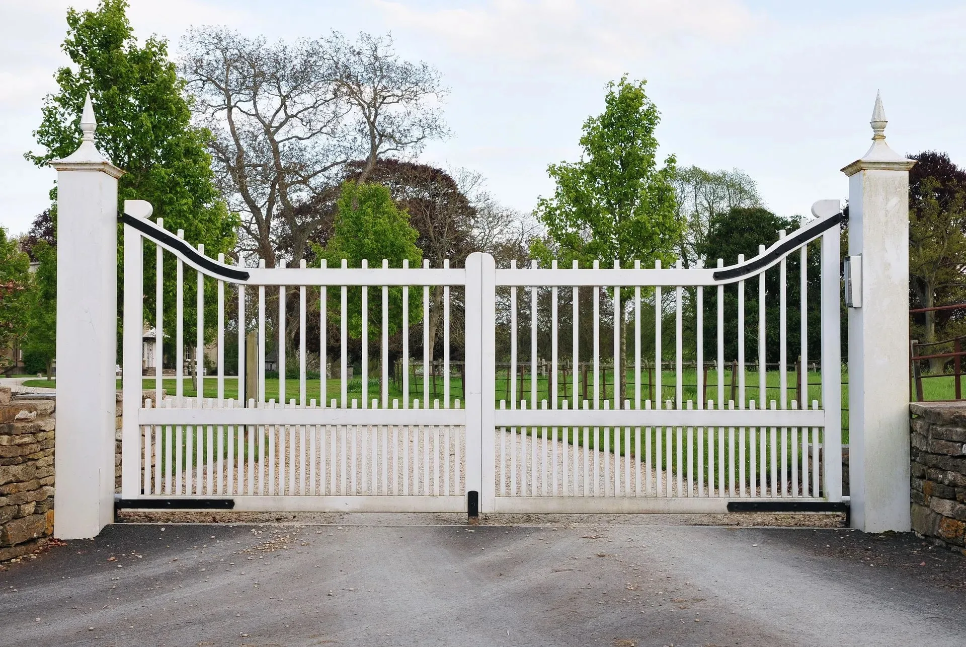 4 Things to Know About Driveway Gate Systems